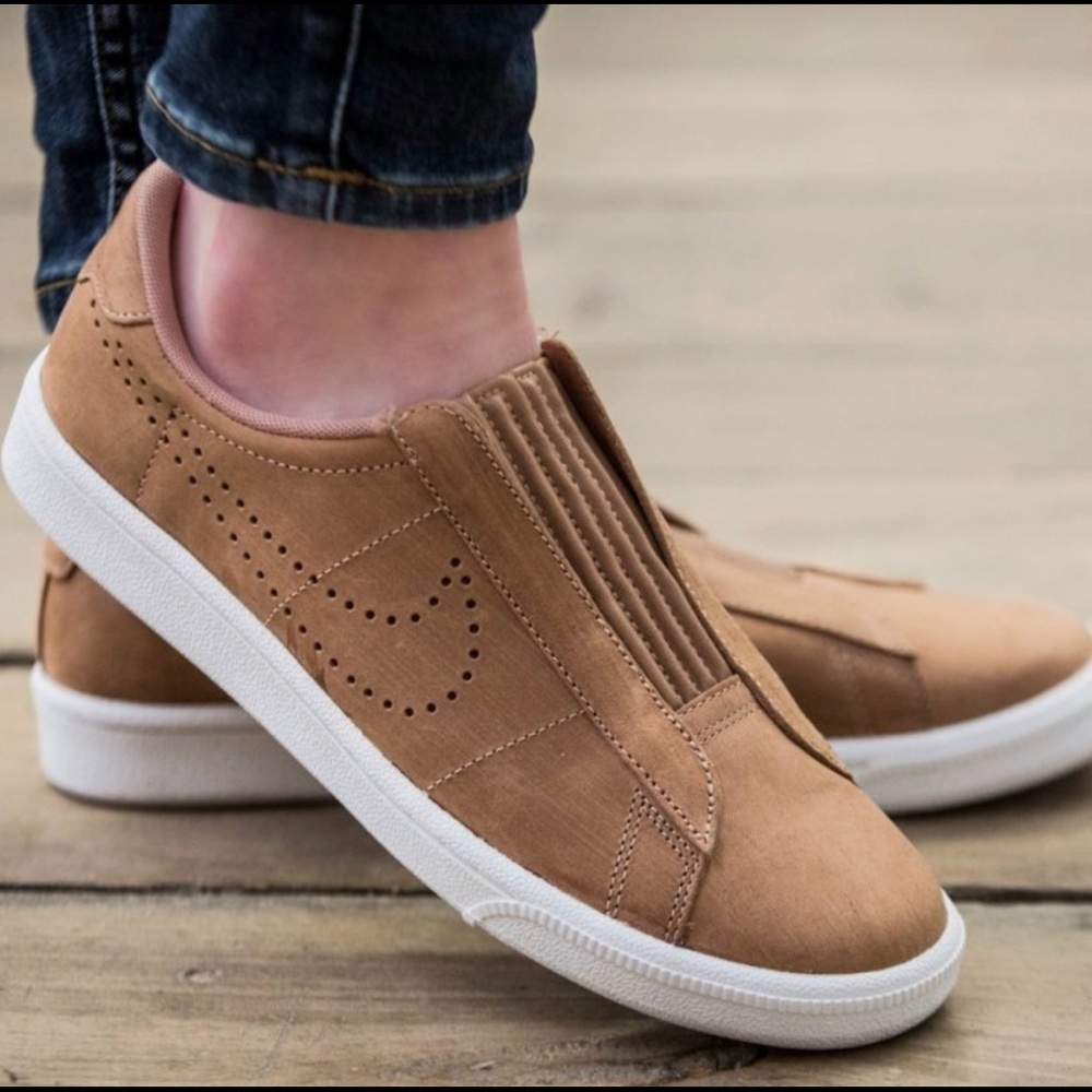 NIKE Classic Ez Slip-on Tennis Shoe